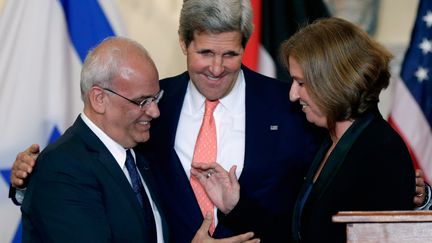 John Kerry (au c.), lors d'une rencontre pr&eacute;liminaire aux n&eacute;gociations de paix isra&eacute;lo-palestinienne entre la ministre isra&eacute;lienne de la Justice, Tzipi Livni, et le n&eacute;gociateur palestinien, Saeb Erekat, le 30 juillet 2013, &agrave; Washington (Etats-Unis). (WIN MCNAMEE / GETTY IMAGES NORTH AMERICA)