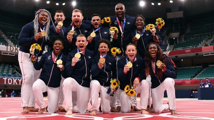 Les judokas français célèbrent leur titre de champions par équipes mixtes aux Jeux olympiques de Tokyo (Japon), le 31 juillet 2021. (MILLEREAU PHILIPPE / KMSP / AFP)