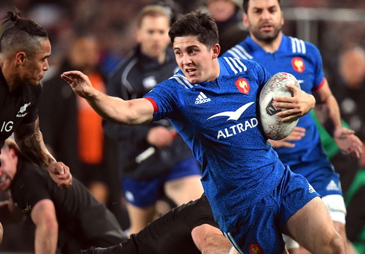 Le demi d'ouverture des Bleus Anthony Belleau face à la Nouvelle-Zélande d'Aaron Smith, à Auckland (Nouvelle-Zélande), le 9 juin 2018. (ROSS SETFORD / REUTERS)