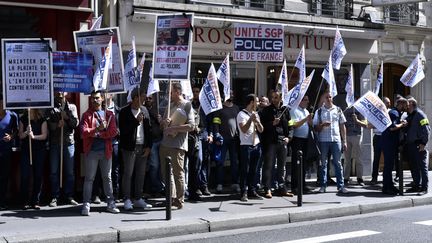 Des policiers manifestent sous le siège de La France insoumise, le 7 juin 2018 à Paris. (PATRICE PIERROT / CROWDSPARK / AFP)