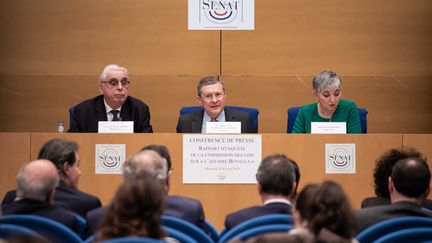 Le président de la commission des lois du Sénat Phliippe Bas (au centre), entouré par les rapporteurs Jean-Pierre Sueur (à gauche) et Muriel Jourda (à droite), mercredi 20 février 2019. (MAXPPP)