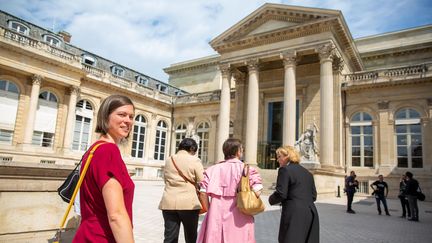 La députée de la Vienne&nbsp;Lisa Belluco (EELV) fait son entrée pour la première fois au Palais-Bourbon, le 21 juin 2022 à Paris. (MAXPPP)