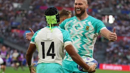 Le Sud-Africain Kurt-Lee Arendse est félicité par RG Snyman après son essai face à l'Ecosse, le 10 septembre 2023, à Marseille. (PASCAL GUYOT / AFP)