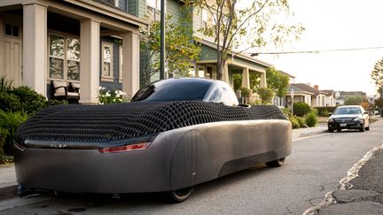 Un prototype, taille réelle, du modèle A de voiture volante d'ALEF Aeronautics, garé dans une rue en Californie. (ALEF AERONAUTICS / CONSTANTINE KISLY)