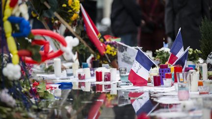 Des drapeaux français place&nbsp;de la République, à Paris, après les attentats du 13-Novembre (AURELIEN MORISSARD / MAXPPP)