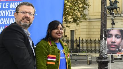 Le directeur général de l’ONG Plan International France,&nbsp;Yvan Savy, et&nbsp;Radha Rani Sarker, qui a été mariée à l'âge de 14 ans au&nbsp;Bangladesh, le 11 ocotbre 2016. (BERTRAND GUAY / AFP)