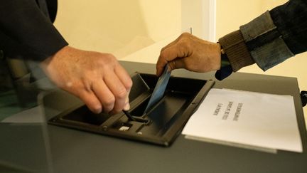 Un électeur vote pour les régionales en Bretagne, le 20 juin 2021,&nbsp;à Dinan (Côtes-d'Armor). (MARTIN BERTRAND / HANS LUCAS / AFP)