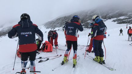 Sur les pistes bien plus tôt que prévu, les skieurs tricolores sont en stage sur le glacier de Val d'Isère, le 9 juin 2020. (JÉRÔME VAL / FRANCE-INFO)