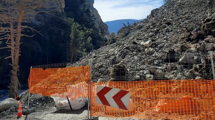 La route d'accès à Casterino, dans la vallée de la Roya (Alpes-Maritimes) toujours fermée fin septembre 2021, un an après le passage de la tempête Alex (FARIDA NOUAR / FRANCEINFO / RADIO FRANCE)