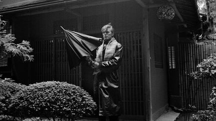 "Bowie adorait Kyoto", assure Mr Sukita. La star était venue pour filmer une publicité pour une boisson et il avait appelé le photographe. "Durant son séjour d'une dizaine de jours, il avait loué une voiture et c'est lui qui prenait le volant et nous conduisait partout." A Kyoto, personne ne savait qui il était et cela lui donnait une liberté nouvelle. 
 (Masayoshi Sukita )