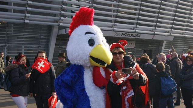 &nbsp; (Concours de déguisements aux alentours du stade Pierre-Mauroy © Yann Bertrand/Radio France)