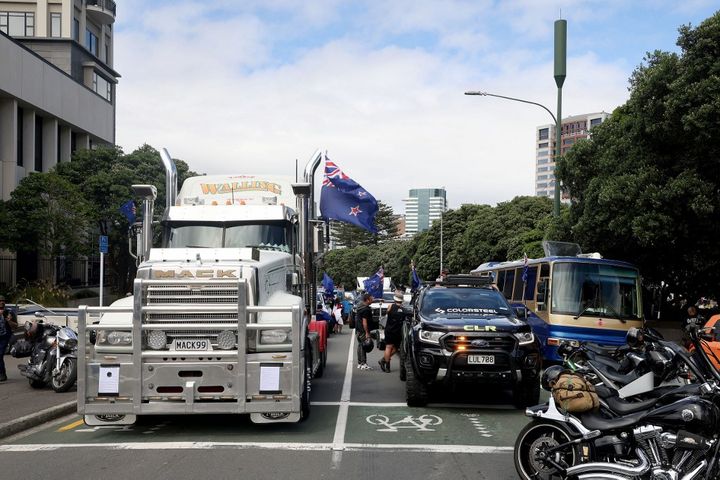 Un convoi de camions bloque une rue, près du Parlement, à Wellington (Nouvelle-Zélande), le 8&nbsp;février 2022.
 (MARTY MELVILLE / AFP)