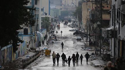 Des habitants marchent dans les rues de la ville de Gaza, samedi 27 janvier 2024. (DAWOUD ABO ALKAS / ANADOLU VIA AFP)