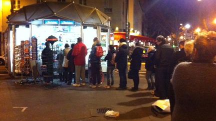 La ru&eacute;e sur un kiosque dans le 15e arrondissement de Paris, pr&egrave;s de&nbsp;la station La Motte-Picquet-Grenelle,&nbsp;le 14 janvier 2015. (TATIANA LISSITZKY / FRANCETV INFO )