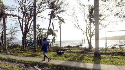 Un homme marche dans la ville d&eacute;vast&eacute;e de Port-Vila, dans l'archipel du Vanuatu, le 16 mars 2015. (FRED PAYET / AFP)