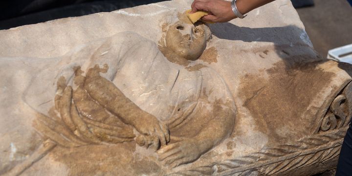 L'homme sculpté grandeur nature sur le couvercle du sarcophage romain découvert en Israël.
 (Menahem Kahana / AFP)