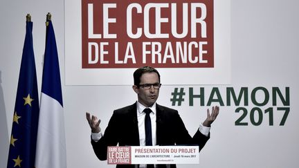 Le candidat socialiste a fait cette allusion au climat d'affaires qui perturbe la campagne électorale, en préambule à la présentation de son programme.