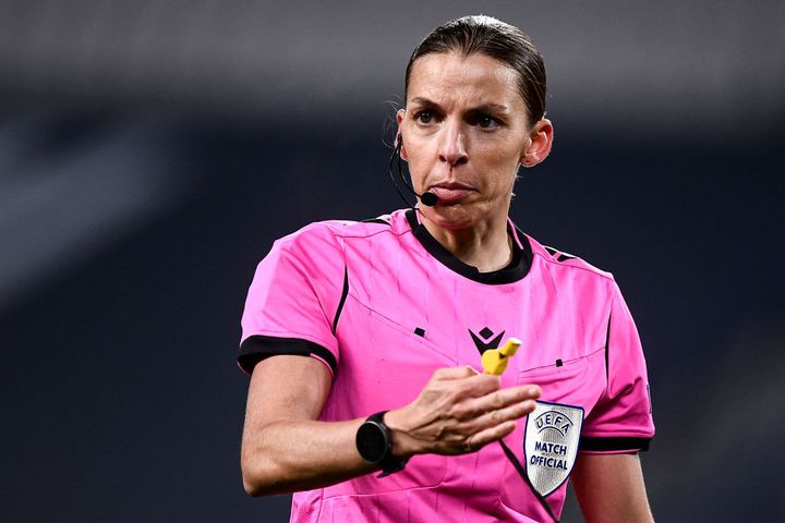 L'arbitre française Stéphanie Frappart durant un match de l'UEFA Ligue des champions, groupe G, en Italie, entre la Juventus de Turin et le Dynamo de Kiev, le 2 décembre 2020.&nbsp; (NICOLÒ CAMPO / LIGHTROCKET / GETTY IMAGES)