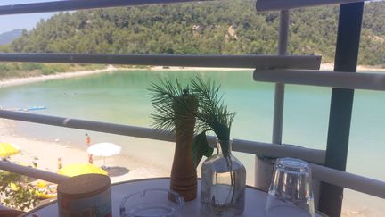 La guinguette des amoureux au lac de Cécélès à Saint-Mathieu-de-Tréviers. (DELPHINE GOTCHAUX / RADIO FRANCE)