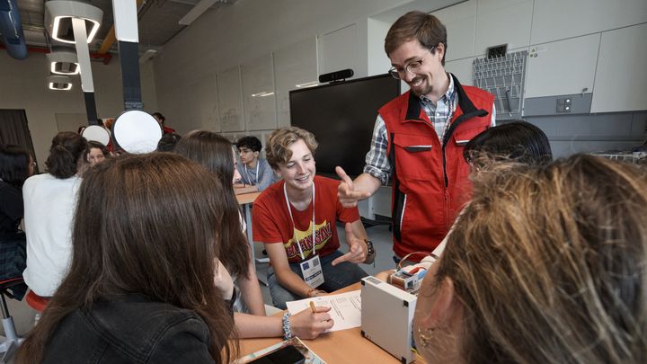 A l’intérieur de ce nouveau Portail de la science, cinq espaces ludiques et connectés, des écrans tactiles pour les enfants dès cinq ans et leurs parents, passionnés de physique ou néophytes, et des ateliers pour tous. (CERN)