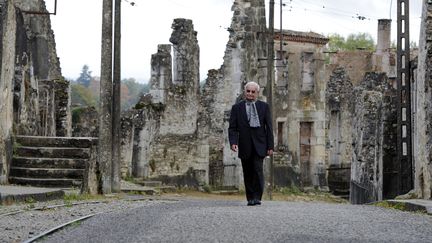 Robert Hebras, 88 ans, photographi&eacute; le 20 octobre 2011,&nbsp;a surv&eacute;cu sous les corps de camarades fauch&eacute;s par les nazis &agrave; Oradour-sur-Glane en juin 1944. (JEAN-PIERRE MULLER / AFP)