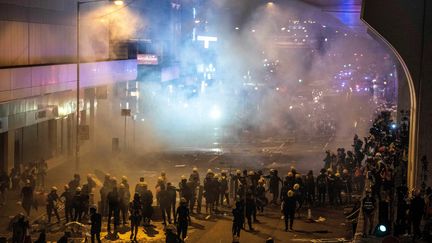 La police lance des gaz lacrymogènes sur des manifestants, à Hong Kong, le 21 juillet 2019. (LAUREL CHOR / AFP)