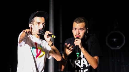 Les rapeurs Bigflo &amp; Oli lors d'un concert à Marseille (Bouches-du-Rhône), le 20 octobre 2017. (JULIE GAZZOTI / CROWDSPARK / AFP)