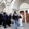 Le président Emmanuel Macron, accompagné de plusieurs personnalités, sur les lieux de l'attaque au couteau à la basilique Notre-Dame de Nice, le 29 octobre 2020. (ERIC GAILLARD / AFP)