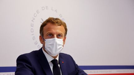 Emmanuel Macron préside un Conseil de défense sanitaire depuis le fort de Brégançon, dans le Var, le 11 août 2021. (ERIC GAILLARD / POOL / AFP)