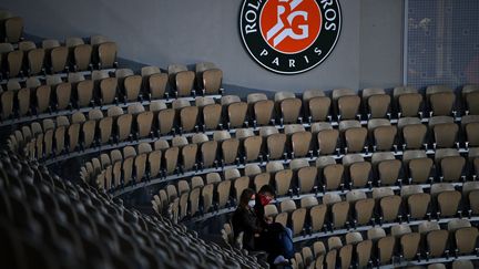 Des spectateurs assis dans les tribunes du court Philippe Chatrier à Roland-Garros, le 30 septembre 2020 (photo d'illustration). (ANNE-CHRISTINE POUJOULAT / AFP)