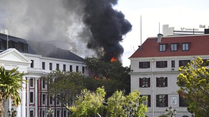 Le Parlement sud-africain en proie aux flammes, le 2 janvier 2022. (LEON KNIPE / AP)