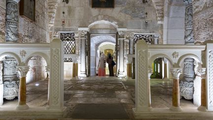 Des pèlerins dans l'église du Saint Sépulcre à Jérusalem, le 3 avril 2019. (DOMINIKA ZARZYCKA / NURPHOTO)