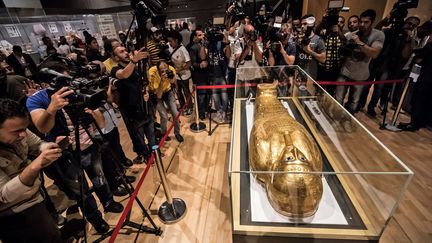 Le sarcophage du prêtre égyptien, Nedjemankh, présenté au Caire (Egypte), le 1er Octobre 2019. (KHALED DESOUKI / AFP)