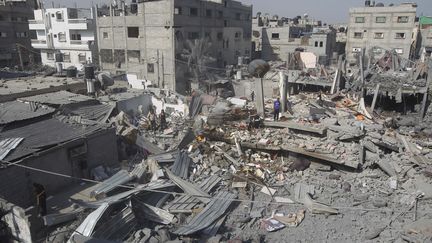 Les ruines d'un b&acirc;timent touch&eacute; dans une attaque isra&eacute;lienne, &agrave; Rafah, dans le sud de la bande de Gaza, le 2 ao&ucirc;t 2014. (SAID KHATIB / AFP)