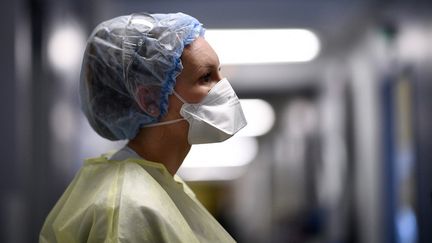 Une membre du personnel soignant s'apprête à prendre en charge un patient testé positif au Covid-19, dans le service de soins intensifs de l'hôpital Sainte-Camille, à Bry-sur-Marne, le 15 avril 2021. (ANNE-CHRISTINE POUJOULAT / AFP)