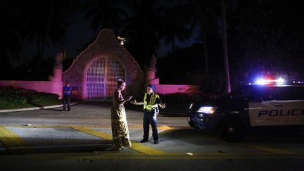 La police perquisitionne la résidence de Donald Trump à Mar-a-Lago, en Floride (Etats-Unis), le 8 août 2022. (EVA MARIE UZCATEGUI / GETTY IMAGES NORTH AMERICA / AFP)