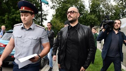 Le dramaturge et cinéaste russe Kirill Serebrennikov (au milieu) après une audition à la Cour de Moscou (04/09/2017) 
 (RAMIL SITDIKOV / SPUTNIK)