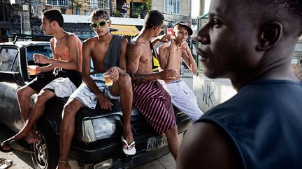 
 
Quand les adolescents se retrouvent, ils aiment discuter et boire de la bière.
 
 
 (Buyckx Frederik/ANI)