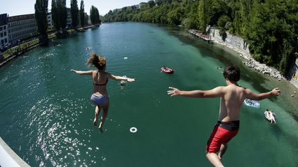 Selon les experts, 40% du bassin du Rh&ocirc;ne (ici &agrave; Gen&egrave;ve, non loin de la fronti&egrave;re fran&ccedil;aise)&nbsp;conna&icirc;t d&eacute;j&agrave; des &eacute;pisodes de p&eacute;nurie estivale. Dans certaines zones, la baisse des pr&eacute;cipitations pourrait atteindre 80% d'ici &agrave; 2080. (DENIS BALIBOUSE / REUTERS)