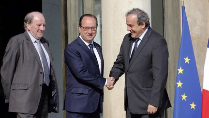 Michel Platini (à droite) a rencontré le président François Hollande (au centre), accompagné de Jacques Lambert (à gauche), président du comité d'organisation de l'Euro 2016 (FRANCOIS GUILLOT / AFP)