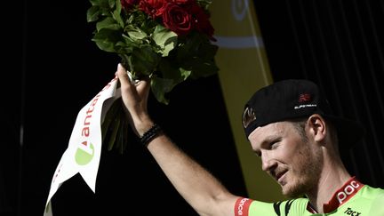 Le coureur néerlandais Dylan van Baarle sur le podium (JEFF PACHOUD / AFP)