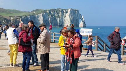 La digue d'Étretat, en avril 2023. (VALENTIN DUNATE / RADIO FRANCE)