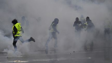 Des gaz lacrymogènes lancés sur des "gilets jaunes", le 15 décembre 20118 à Bordeaux. (GEORGES GOBET / AFP)