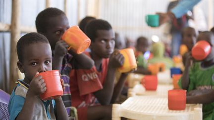 Des&nbsp;enfants boivent un mélange riche en protéines fourni par le Programme alimentaire mondial (PAM) au camp de réfugiés de Mekladida en Éthiopie, le 19 décembre 2017. (ZACHARIAS ABUBEKER / AFP)