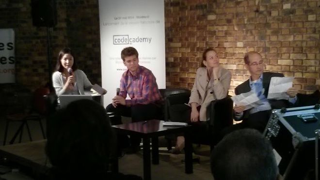 Le fondateur de Codecademy, Zach Sims (2e en partant de la gauche), accompagn&eacute; de la secr&eacute;taire d'Etat charg&eacute;e du Num&eacute;rique,&nbsp;Axelle Lemaire (D), et de Patrick Weil,&nbsp;pr&eacute;sident de l'ONG Biblioth&egrave;ques sans fronti&egrave;res, le 24 mai 2014 &agrave; Montreuil (Seine-Saint-Denis). (VINCENT MATALON / FRANCETV INFO)