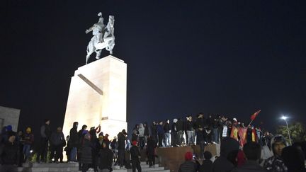 Des manifestants se rassemblent autour du palais présidentiel pour protester contre les résultats des élections législatives à Bichkek, au Kirghizstan, le 6 octobre 2020 (GULIZA URUSTAMBEK KIZI / ANADOLU AGENCY / AFP)