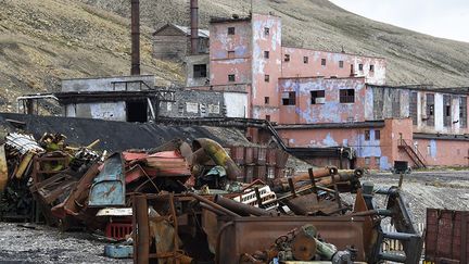 ferraille rouillée, briques, gravier et poutres sont entassés. Une large allée bétonnée permet de relier les bâtiments entre eux. (AFP PHOTO / DOMINIQUE FAGET)