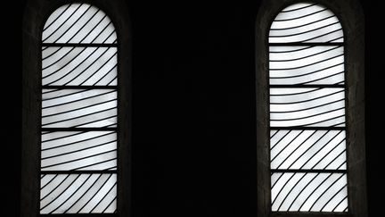 Les vitraux de Pierre Soulages vus de l'intérieur de l'abbaye de Sainte-Foy à Conques, en Midi-Pyrénées.&nbsp; (REMY GABALDA / AFP)