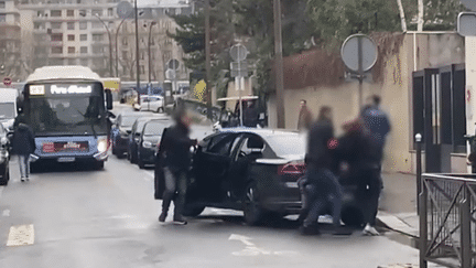 Un chauffard a refusé de s’arrêter à un contrôle de police, mercredi 4 janvier, menant ainsi à une course-poursuite d’une dizaine de minutes à Paris. (France 3)