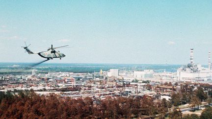 L'un des hélicoptères militaires qui ont fini par venir à bout de l'incendie du réacteur 4 à Tchernobyl, dix jours après l'accident.
 (STF / Tass / AFP)